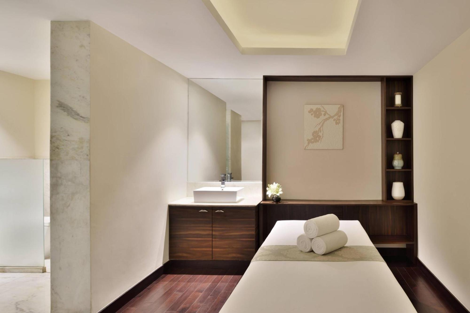 Jaipur Marriott Hotel Exterior foto A treatment room at the spa