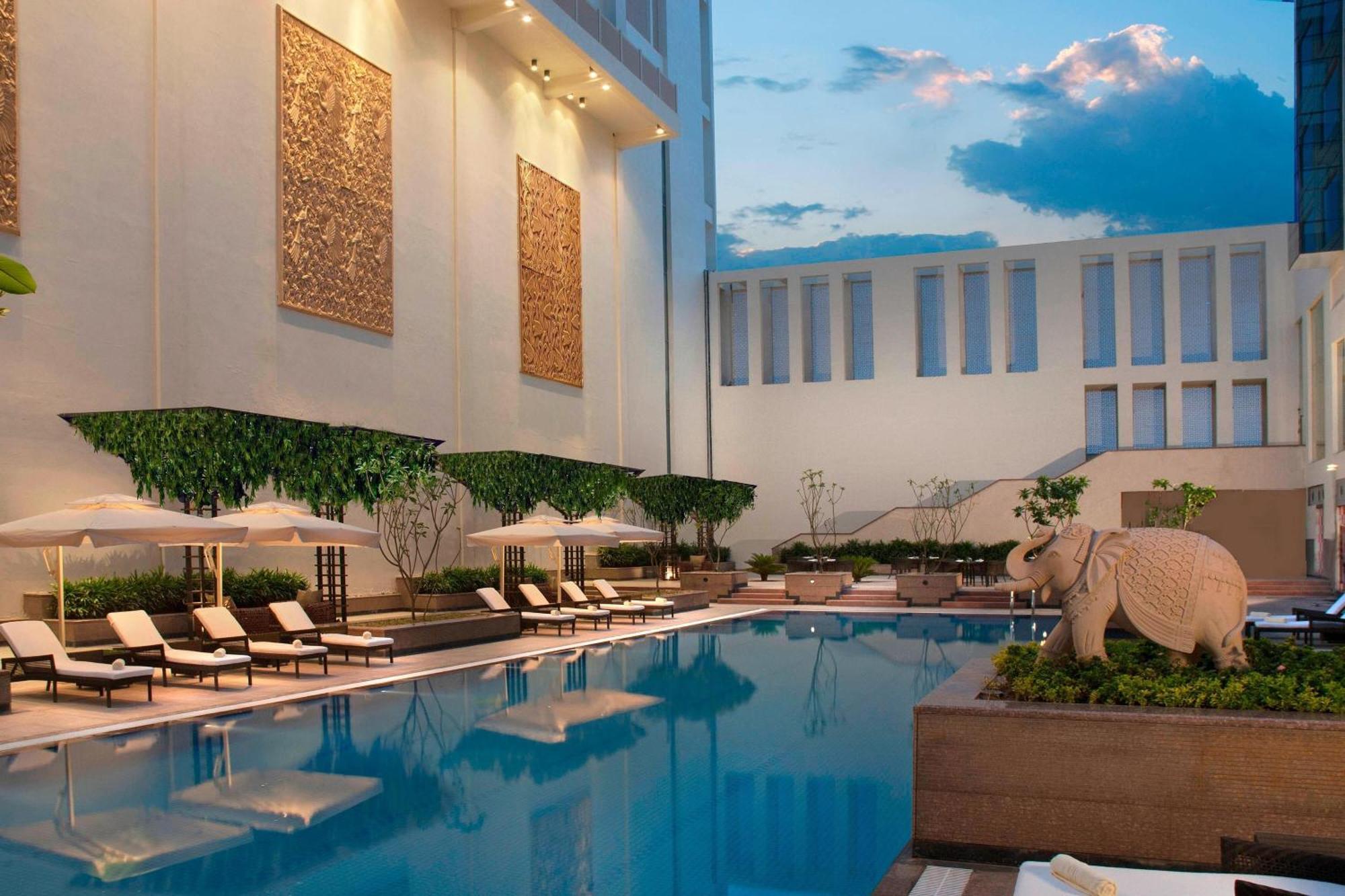 Jaipur Marriott Hotel Exterior foto The pool at the Taj Mahal Palace