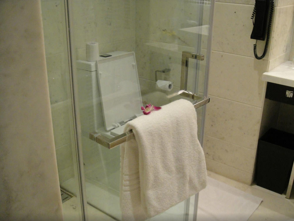 Jaipur Marriott Hotel Exterior foto A shower door