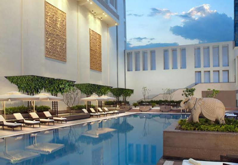 Jaipur Marriott Hotel Exterior foto The pool at the Taj Bengal